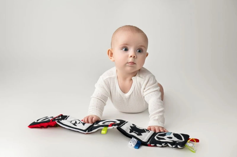 Kontrastowa-książeczka-sensoryczna-harmonijka-leżenie-na-brzuszku-niemowlę-Mom'sCare.jpg