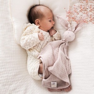 Pieluszka-muślinowa-z-przytulanką-króliczkiem-DouDou-MAYLILY.jpg
