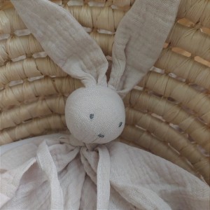 Muślinowa- pieluszka-z-przytulanką-króliczkiem-DouDou-beżowa-MAYLILY.jpg