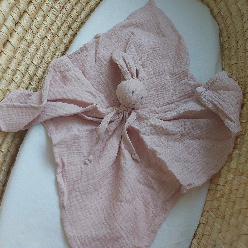 Muślinowa- pieluszka-z-przytulanką-króliczkiem-DouDou-pudrowy-róż-MAYLILY.jpg