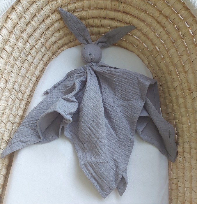 Muślinowa- pieluszka-z-przytulanką-króliczkiem-DouDou-szary-MAYLILY.jpg