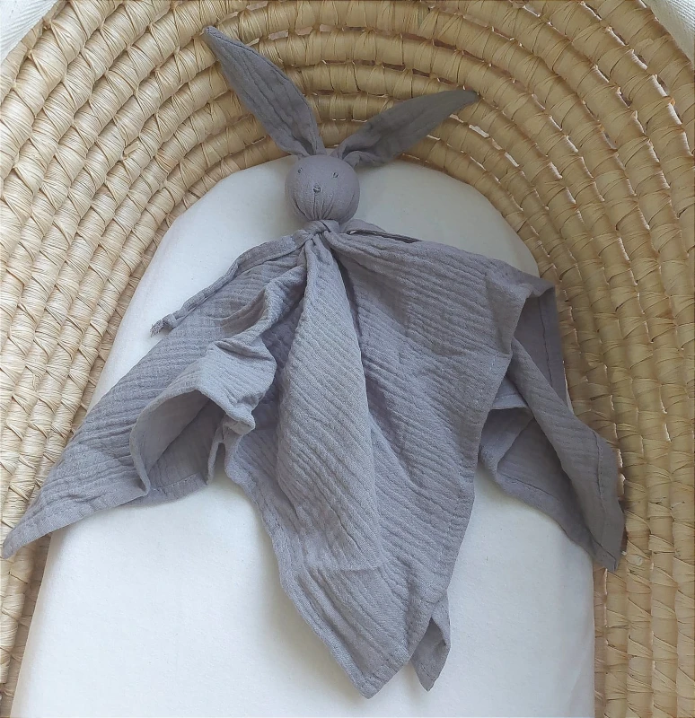 Muślinowa- pieluszka-z-przytulanką-króliczkiem-DouDou-szary-MAYLILY.jpg