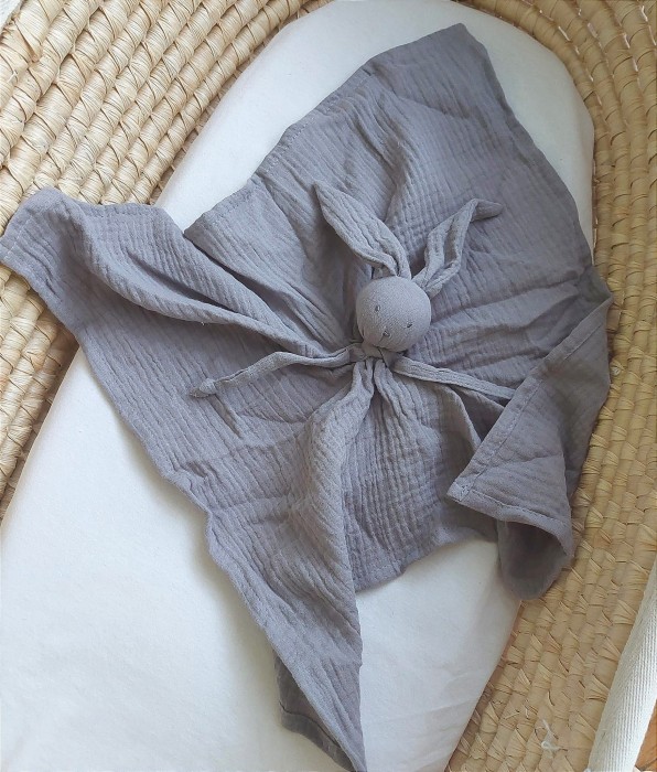 Pieluszka-muślinowa-z-przytulanką-króliczkiem-DouDou-szary-MAYLILY.jpg
