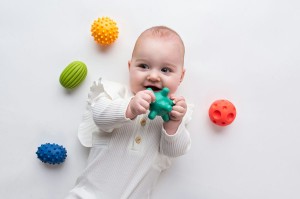 Zestaw-5-piłeczek-sensorycznych- do-masażu-i-terapii-dotykowej-dla-niemowląt-i-dzieci-Mom'sCare-jpg.