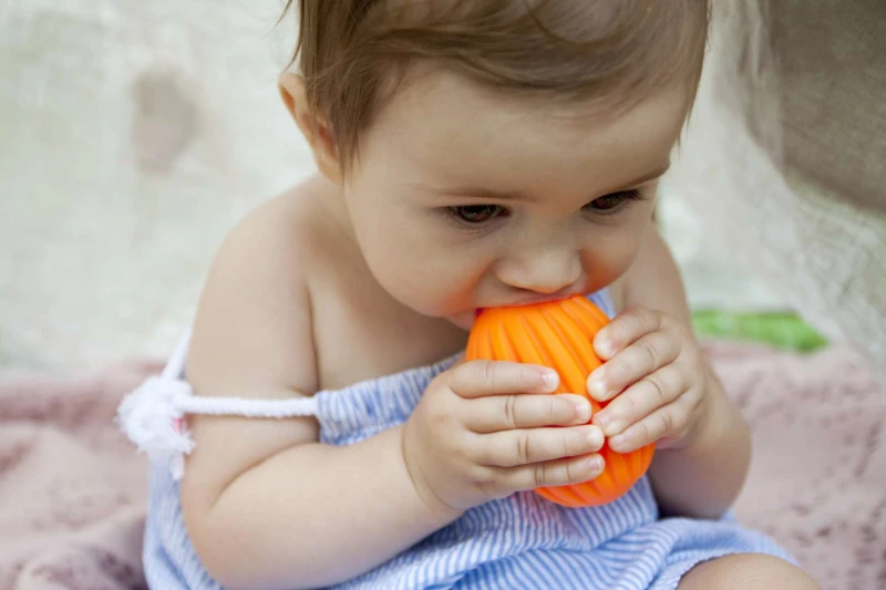 piłeczeki-sensoryczne-dla-niemowląt-jako-gryzak-5-sztuk-Mom'sCare-jpg.