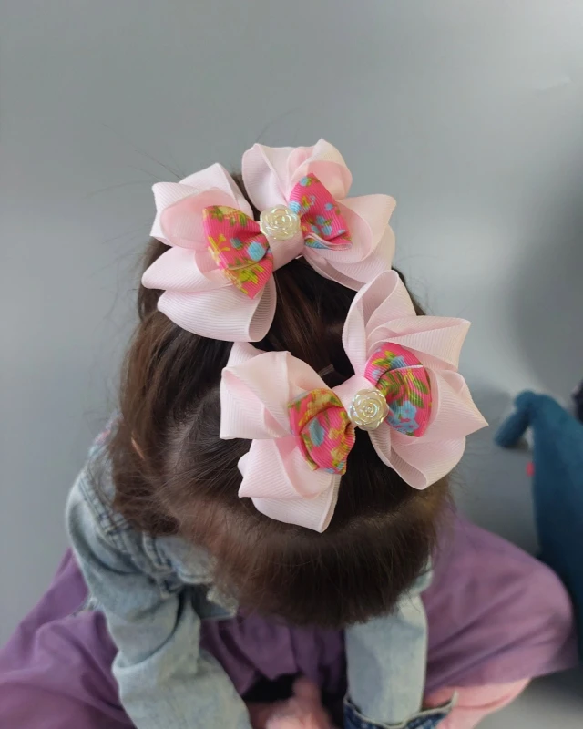 Zestaw_kokardek_do_wlosow_dla_dziewczynki_rozowe_z_roza_na_wlosach_spinka_krokodylek.jpg