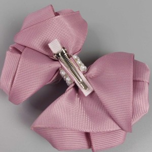 rozowa_kokardka_do_wlosow_spinka_krokodylek_tyl_mocowania.jpg