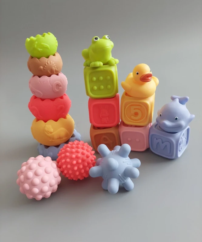 tullo-zestaw-sensoryczny-18-el-klocki-piramida-pileczki-zwierzatka-montessori-6m (1).jpg