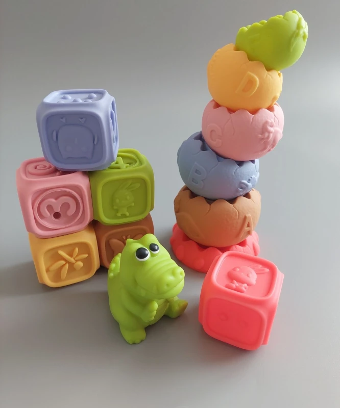 tullo-zestaw-sensoryczny-13-el-klocki-piramida-zwierzatko-montessori-6m.jpg.jpg