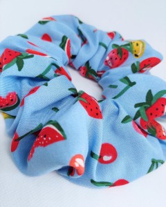 gumka-scrunchie-damska-wiskoza-blekitne-owoce.jpg