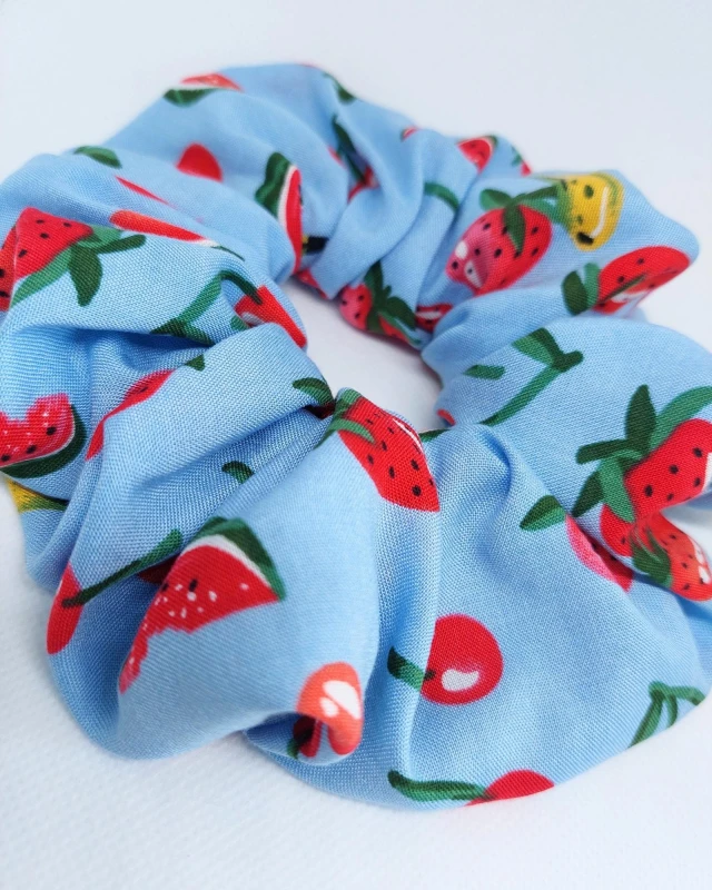 gumka-scrunchie-damska-wiskoza-blekitne-owoce.jpg