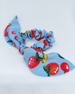mala-gumka-scrunchie-z-uszami-dla-dziewczynki-blekitne-owoce (1).jpg