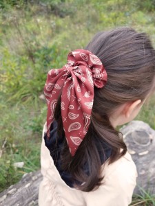 gumka-z-kokarda-do-wlosow-bordo.jpg