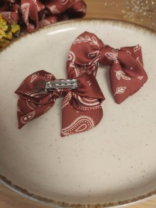 kokardka-do-wlosow-na-spince-bordo-tyl.jpg