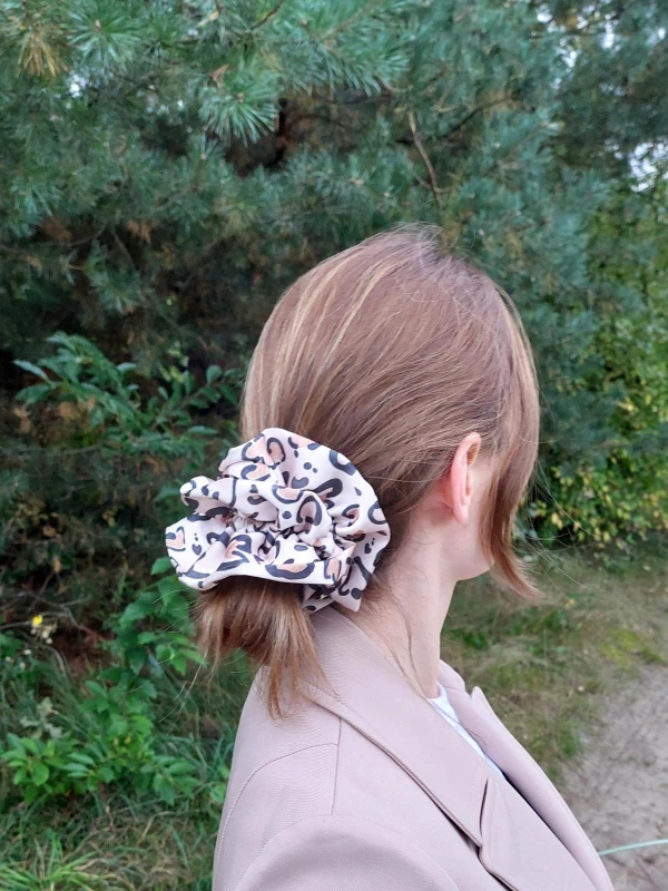 duza-gumka-scrunchie-do-wlosow-panterka-serca.jpg