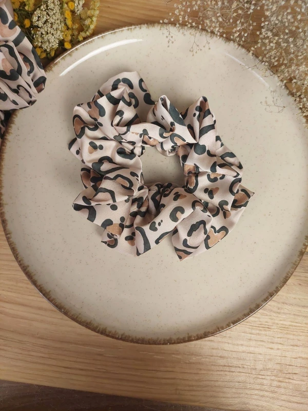 gumka-scrunchie-panterka-serca-satyna-armani-stylizacja.jpg