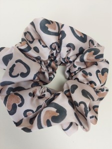 gumka-scrunchie-panterka-serca-satyna-armani.jpg
