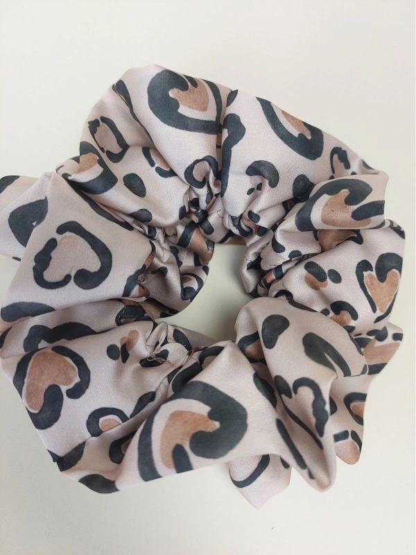gumka-scrunchie-panterka-serca-satyna-armani.jpg