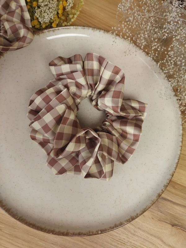 gumka-scrunchie-krata-satyna-armani-stylizacja.jpg