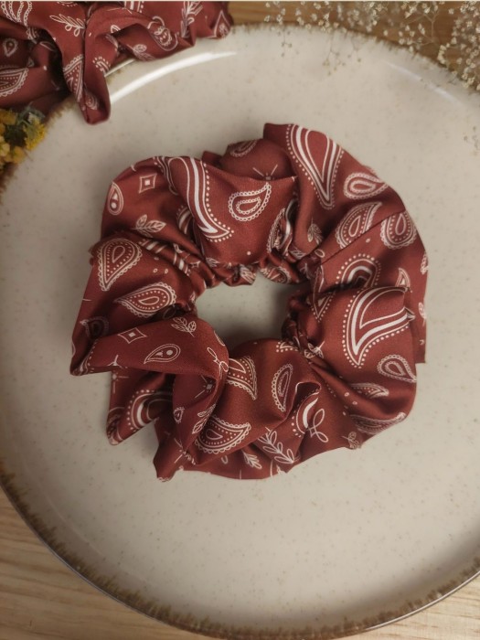 gumka-scrunchie-bordo-satyna-armani-stylizacja.jpg