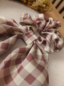 gumka-scrunchie-krata-z-kokarda.jpg