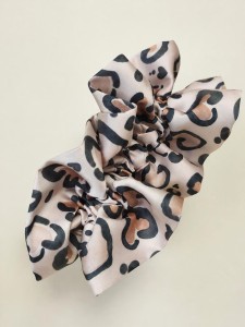 gumka-scrunchie-panterka-serca-satyna-armani-fala.jpg