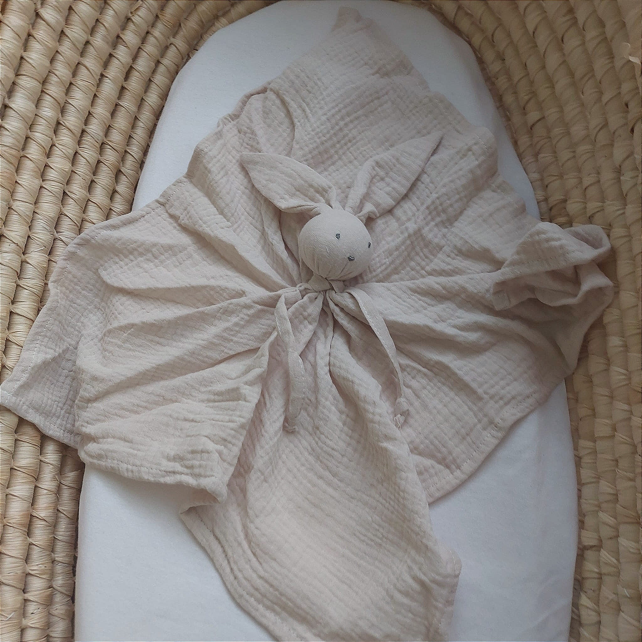 przytulanka-z-króliczkiem-DouDou-pieluszka-muślinowa-beżowa-MAYLILY.jpg